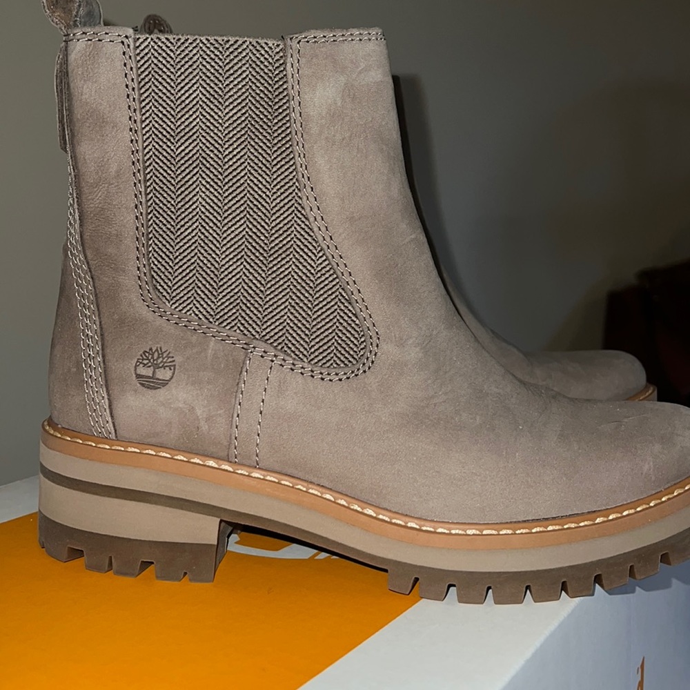 Timberlands Courmayeur Valley Chelsea (Color Taupe Nubuck) Size 7.5
